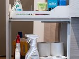 Pralka w łazience to często spotykany widok w wielu polskich domach. Umiejscowienie tego niezbędnego urządzenia w domu może okazać się problematyczne, gdy ze względu na mniejszy metraż nie można pozwolić sobie na wyizolowanie miejsca na pralnię. Zorganizowanie pralni w łazience okazuje się najbardziej optymalnym rozwiązaniem. Poznajmy wiele akcesoriów i systemów, pomagających funkcjonalnie zaaranżować przestrzeń.